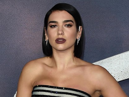 Hú, Dua Lipa bugyivillantó szettje, nagyon forró
