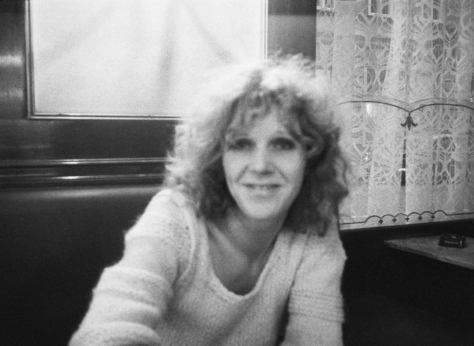 A hétköznapi pillanatokból építkező sorozat különleges ablakot nyit a hetvenes évek Budapestjének intim és őszinte világára