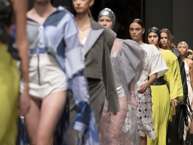 Divat a képzőművészet templomában: Az elmúlt tíz év legizgalmasabb, kiállítótérben megrendezett divatbemutatói