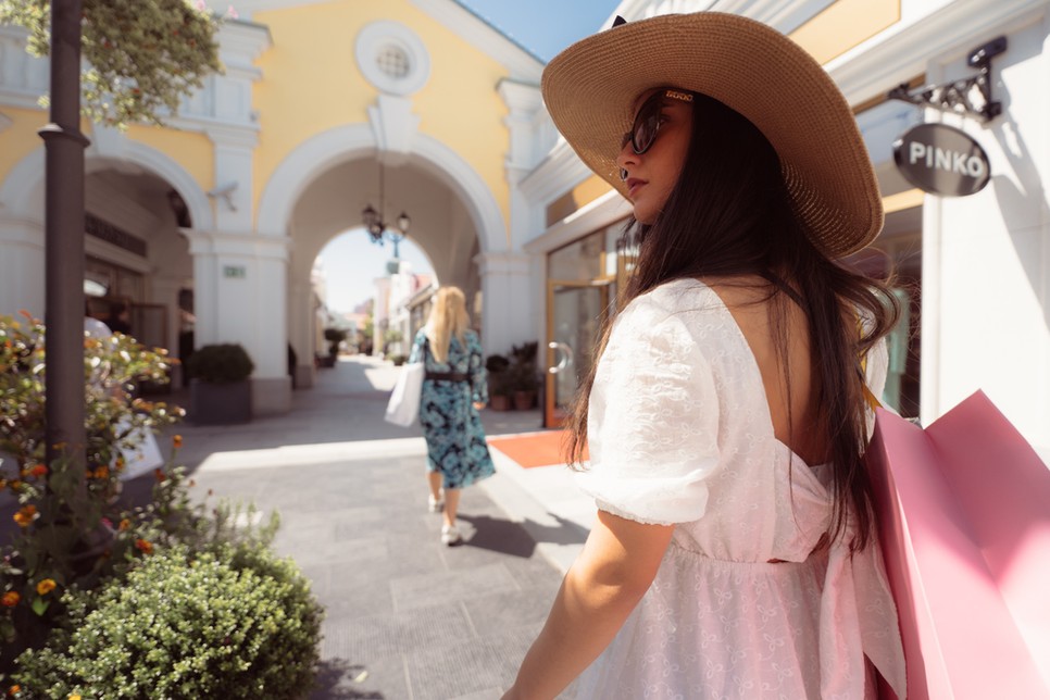 Parndorfban kényelmesen vásárolhattok, megebédelhettek, a shuttle ingyenesen szállít majd benneteket