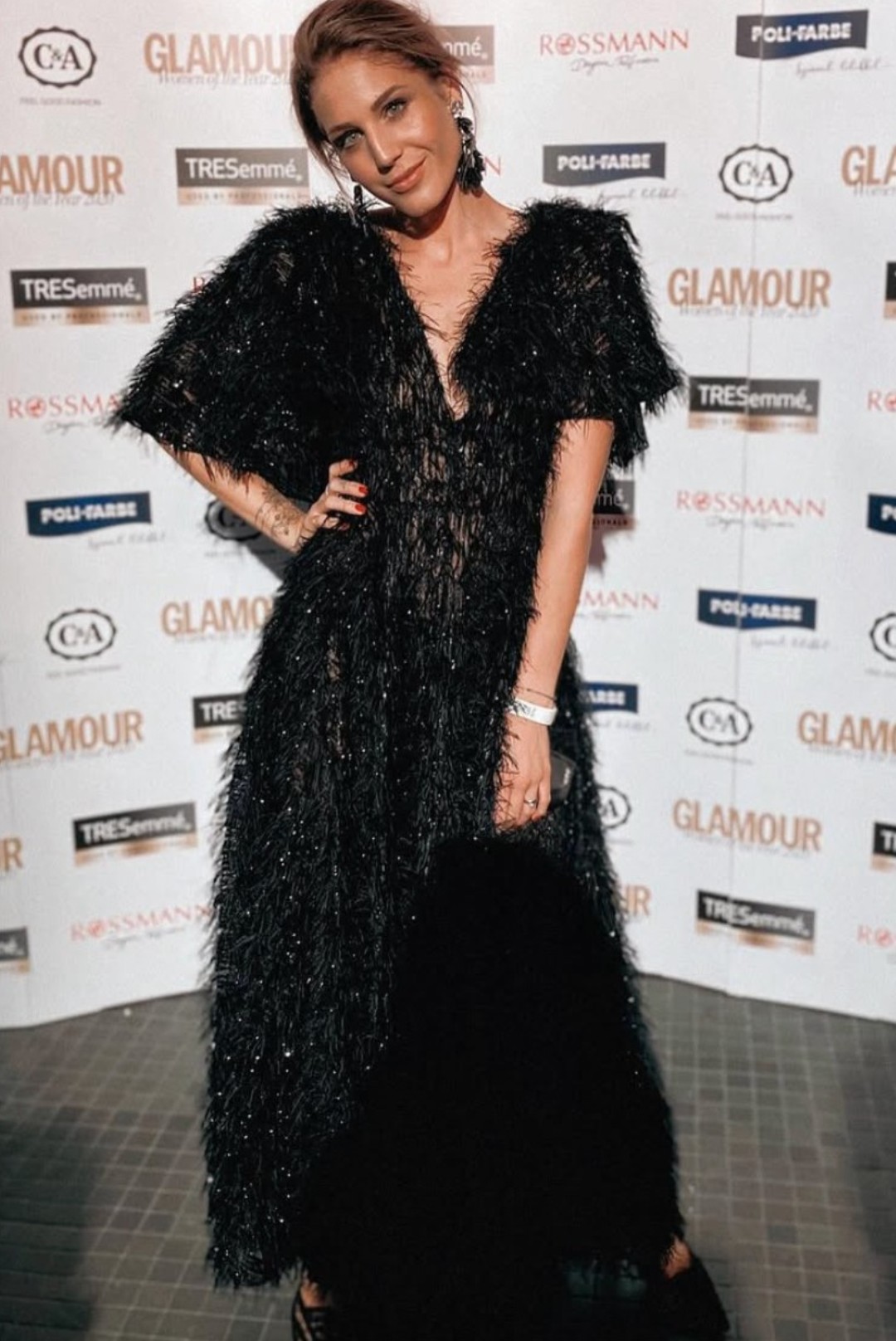 A színésznő bebizonyította, hogy a klasszikus fekete is lehet lélegzetelállító, ha a megfelelő szakértelemmel párosul. A gála legjobban öltözött sztárjai közé emelte őt ez a különleges Daalarna alkotás, amely Benes Anita álmodott meg. A ruha a márka ikonikus RHAPSODY kollekciójának egyik legkarakteresebb darabja. 