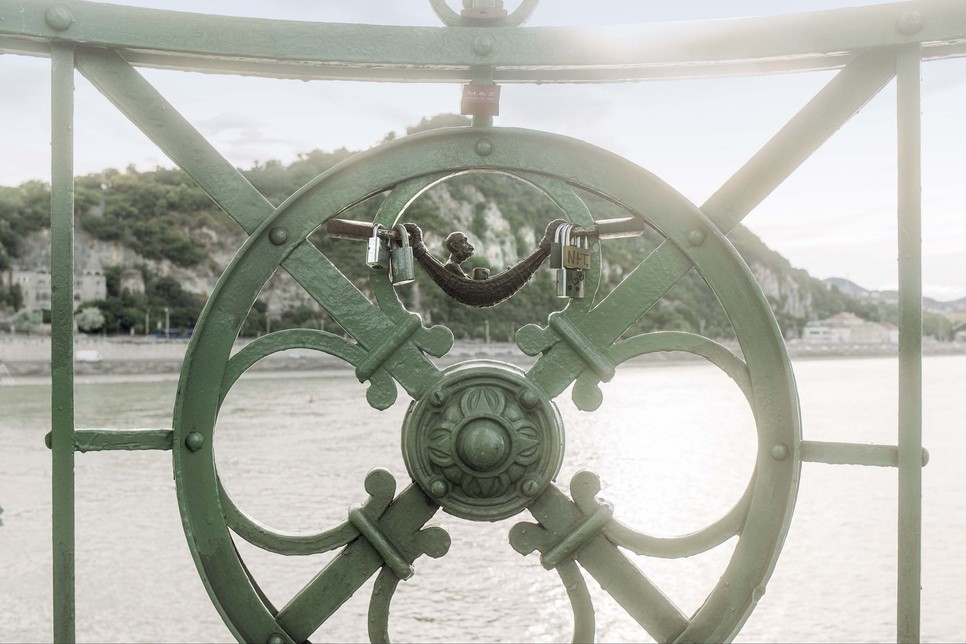 A kizárólag gyalogosforgalom számára megrendezett Szabihíd ingyenes kulturális rendezvény inspirálta a művészt a Ferenc József függőágyban szobor megalkotására, a Szabadság híd múltját és a jövőjét szerette volna összekötni