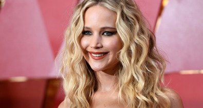 Jennifer Lawrence megtalálta a nyár legtökéletesebb kiegészítőjét: az ölebet!
