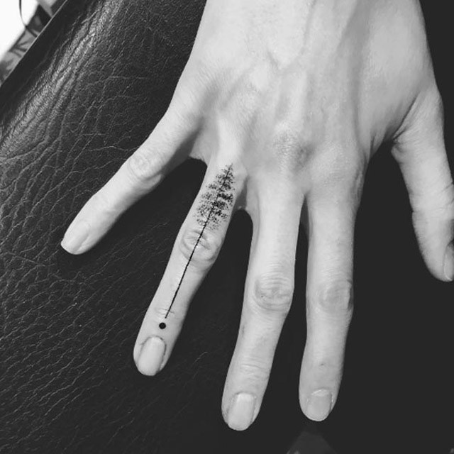 tetoválás, tetkó, tetoválás ujjra, tetoválás ujjra, miniatűr tetoválás, rihanna, cara delevingne