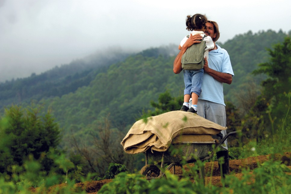 Fontos, hogy a kévétermelő családok környezettudatosan tudjanak gazdálkodni, ne alkalmazzanak gyerekeket, és hogy tisztességes díjat kapjanak a kávéért. A Starbucks odafigyel erre