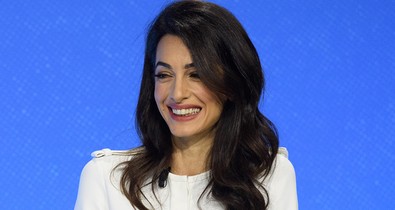 Őrület: Amal Clooney ruháját egy afgán agár is megirigyelné
