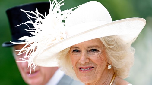 Szívmelengető fotón Kamilla királyné, amint egy bébi elefántot etet