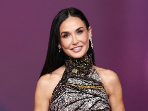 Demi Moore áttetsző ruhában ragyogott a vörös szőnyegen: kísérője mégis nagyobb figyelmet kapott