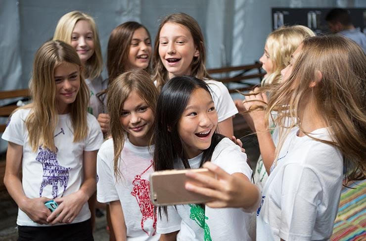 A fiatal modellek természetesen közös selfiet is készítettek, ha volt rá idejük