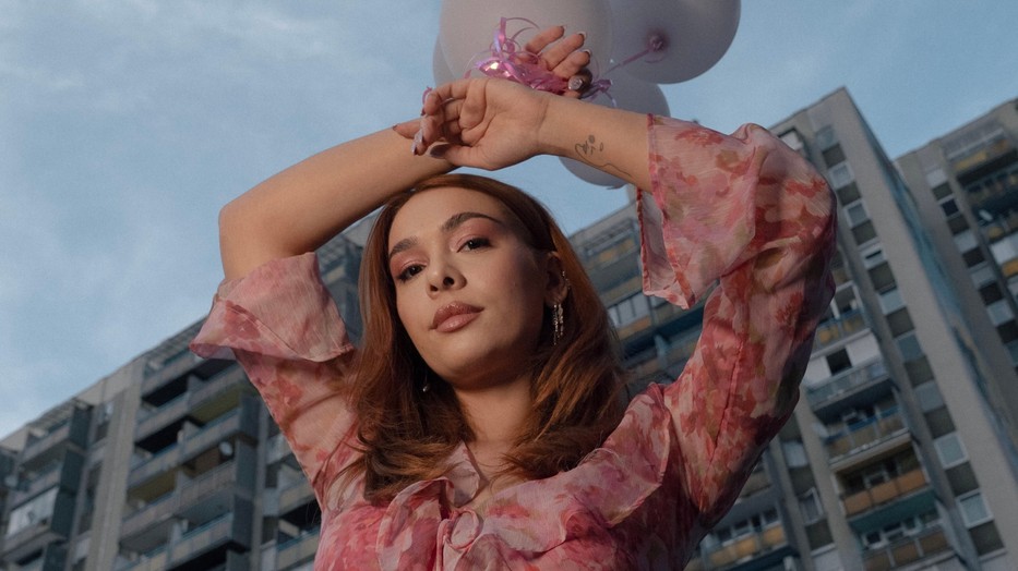 BÖBE új dala is a „szerencsétlen szerelmi életéről” szól