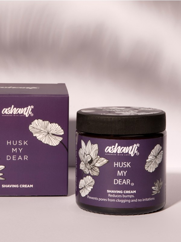 Borotválkozás alkalmával a bőr védelme, nyugtatása és ápolása kiemelt fontosságú. A Husk My Dear krémben található sheavaj és glicerin gondoskodik a bőr védelméről, magas kaolin tartalma tisztít, detoxikál, eltávolítja az elhalt hámsejteket és puhítja a bőrt. A szantálfa és édesnarancs olaj bőrnyugtató hatású, emellett megelőzi és gyógyítja a gyulladást. - Husk My Dear borotválkozó krém ASHANTI COSMETICS 12 000 Ft/120 ml