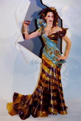 Az aszimmetrikus ruha a Dior 1999 tavaszi/nyári tervezésének újraértelmezése volt. A királykék és smaragdzöld átlós csíkokkal borított hosszú szoknyarész, egy szűk fűzővel volt kombinálva, amit gyümölcsök díszítettek.