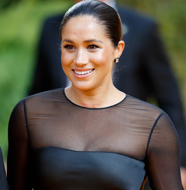 Jön Meghan Markle jótékonysági ruhakollekciója, amivel munkanélküli nőket segít