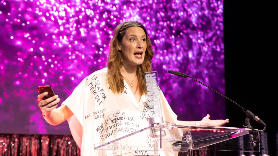 Mérő Vera kapta Az év hősnője díjat a GLAMOUR Women of the Year gálán