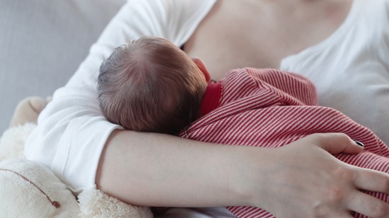 A csecsemők megfelelő bélflórájának kialakulásában hatalmas szerepe van az előtejnek és az érett anyatejnek