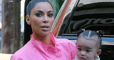 Kim Kardashian kislánya teljesen úgy néz ki, mint anyukája ezen a strandfotón