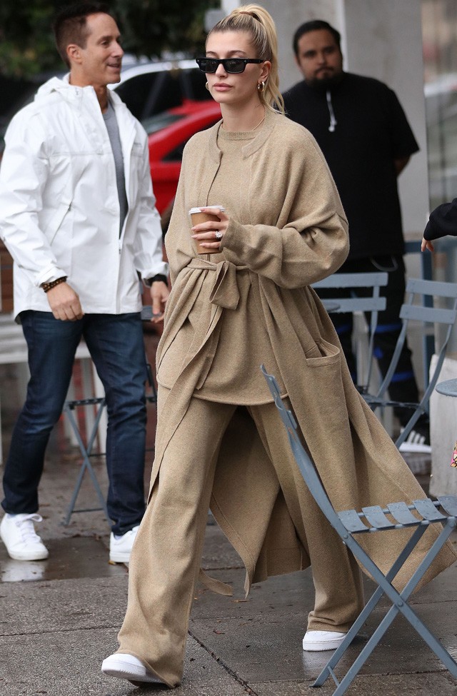 Hailey Bieber Baby Yoda szettje a nap fénypontja