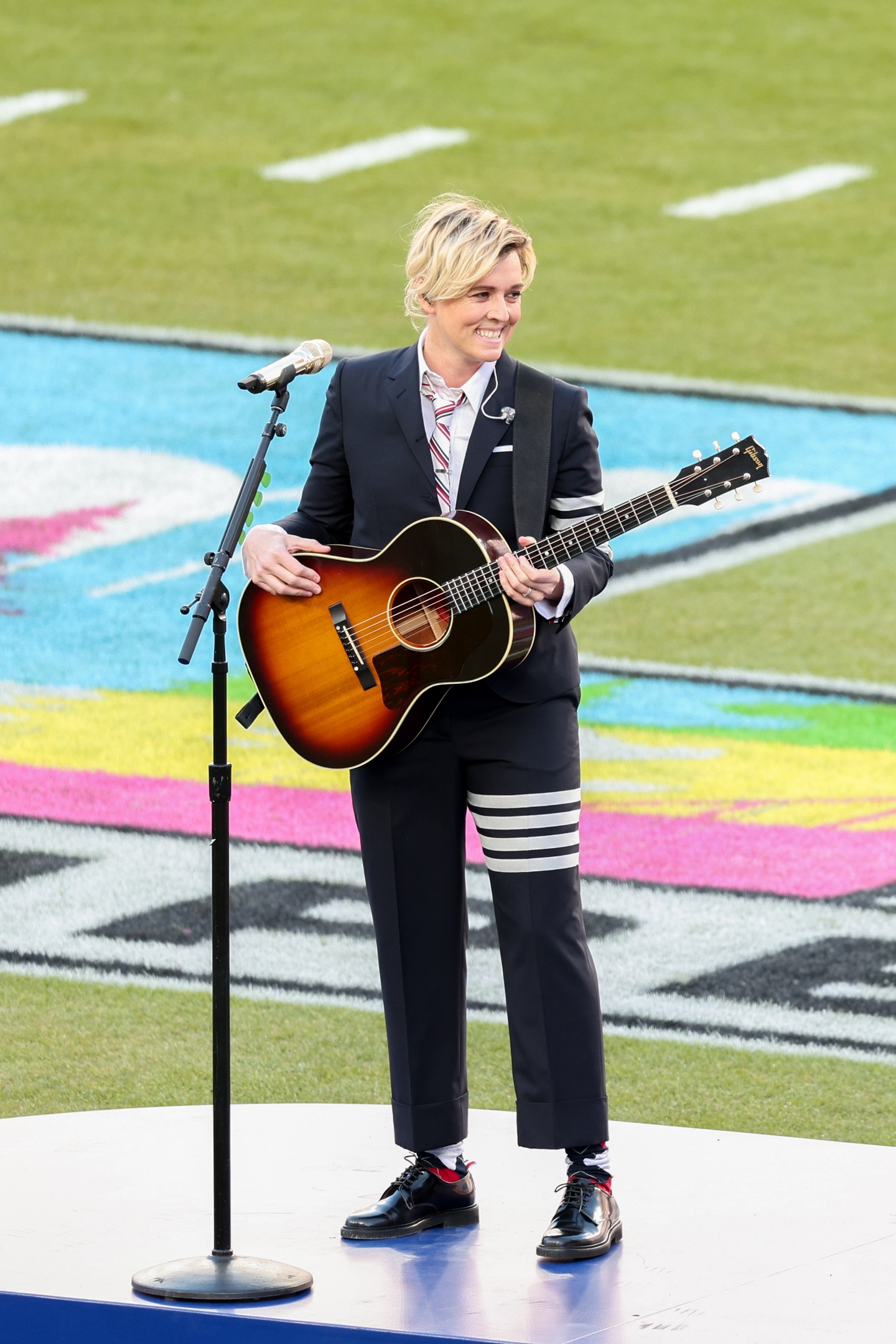 Brandi Charlie egy izgalmas Thom Browne pamutvászon sportzakót, hozzá pedig egy szűkített szabású öltönynadrágot viselt ugyancsak a tervezőtől, miközben elénekelte az America the Beautiful című dalt