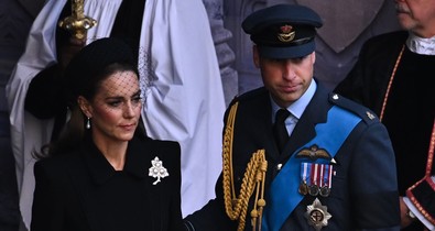 Katalin hercegné megható módon tisztelgett ékszereivel Erzsébet királynő előtt