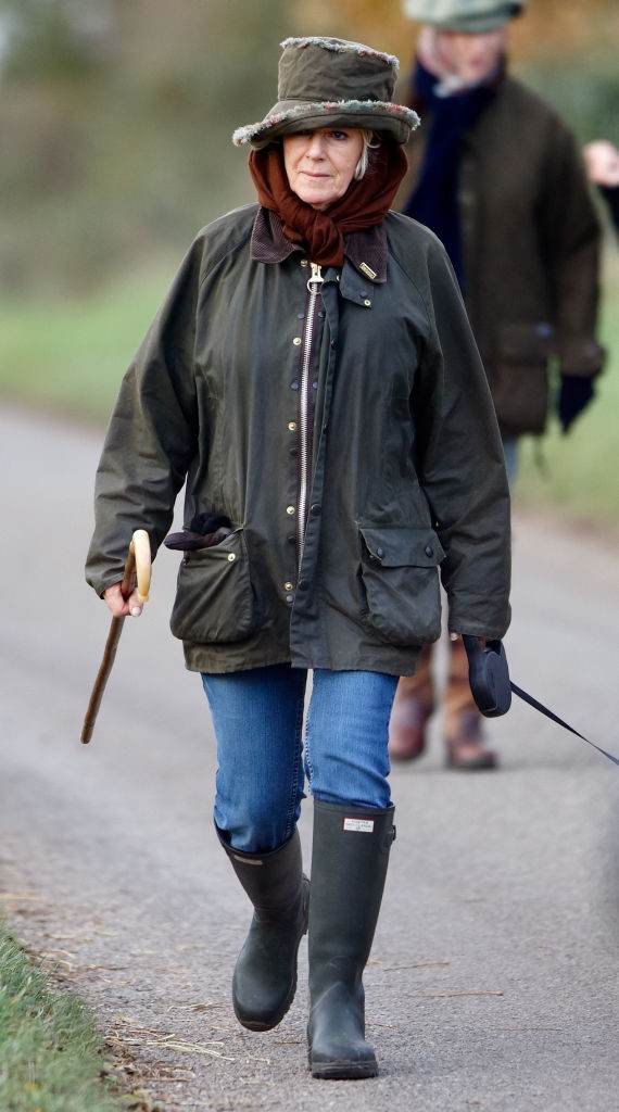 Kamilla királyné ruhatára nem csak elegáns kosztümökből és kalapokból áll. A királyné időnként kifejezetten laza, hétköznapi darabokban is megjelenik – ami a brit királyi család felső köreiben ritka. Ahogy az etikett-szakértő Diana Mather elmondta a BBC-nek: „Sok helyen nem engedélyezett a farmer, mert túlságosan hétköznapi viseletnek számít, ezért biztonságosabb más öltözéket választani.” 