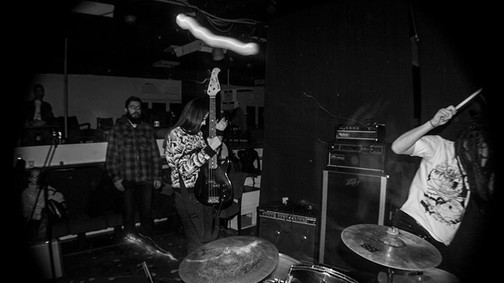 Amerikai turné és lemez helyett a magyar zenekar lelépett szexuális zaklatásba keveredett kiadójától