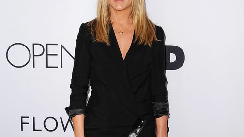 Jennifer Aniston hihetetlenül szexi ruhában illegette lábait