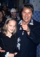 A 12 éves Dakota Johnson és édesapja, Don Johnson a Harry Potter és a bölcsek köve westwoodi premierjén 2001-ben. Akkor még vállig érő hajjal és fogszabályzóval mosolygott a kameráknak. 