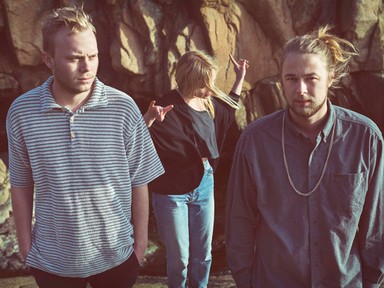 Csak egy szám: Repülj a felhők fölé a Postiljonen új dalával