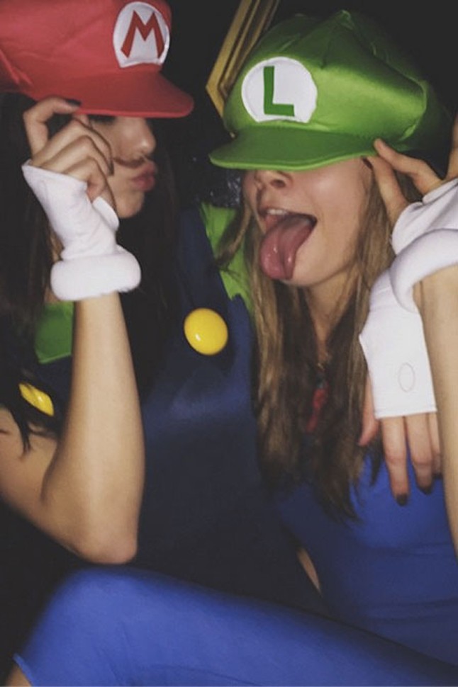 Kendall Jenner és Cara Delevigne Mario és Luigiként.