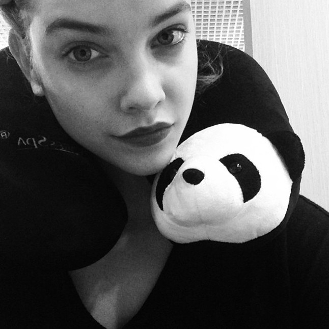 Palvin Barbi nagyon örül pandás nyakpárnájának.