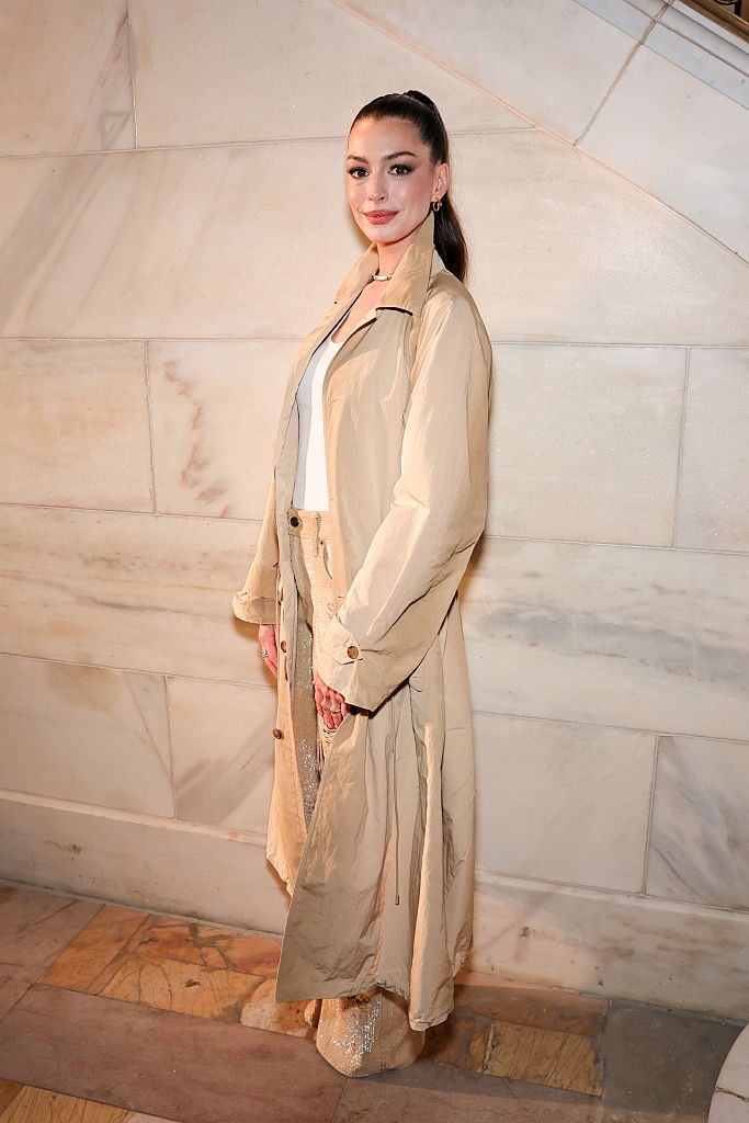 Ez a kép pedig most, 2025 áprilisában készült róla a Ralph Lauren divatbemutatóján. Elképesztő, de 25 év alatt szinte semmit sem változott. Kétségtelen, hogy bomba formában van a 42 éves színésznő!