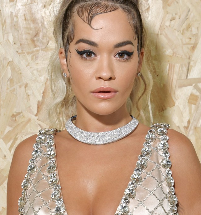 Senkit sem érdekel Rita Ora villantása, ha közben egy sün fészkel a fején