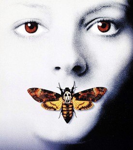 A bárányok hallgatnak (1991) - Szintén klasszikus, szintén kedvenc! Vicces, mert én először a Hannibal című sorozatot néztem meg, és csak utána jutottam el A bárányok hallgatnak című filmhez. Dr. Hannibal (Sir Anthony Hopkins) az egyik legveszedelmesebb pszichopata, akit valaha kitaláltak szerintem, és pont ebben rejlik a zsenialitása. Dr. Hannibál már évek óta egy szigorúan őrzött börtönben ül, de most az FBI a segítségét kéri, ugyanis valaki hasonló módszerekkel öl, mint ő tette. Azonban nincs könnyű dolgok, mert amellett, hogy Hannibal őrült, elképesztően intelligens is.