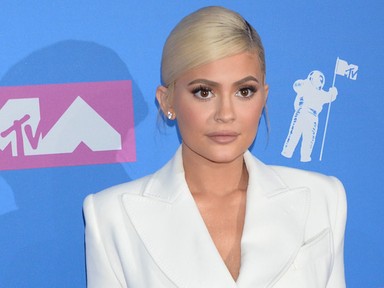 Kylie Jenner végre egy anyukához illően öltözött fel és elképesztően fest!