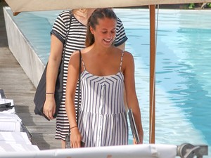 Fehér bikini: Alicia Vikander is imádja a trendet