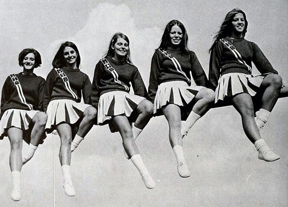 A80-as évek megújult mini viselete a rah-rah szoknyákból, vagyis a pompon lányok egyenruhájának jellegzetes rakott, fodros, vagy átlapolt szoknyácskáiból merített ihletet. A rah-rah szoknyát egyszer még a komoly Time magazin is a címlapjára tette 1982-ben.