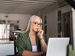 Többet guglizzuk, mint ahányszor orvoshoz megyünk: a leggyakoribb egészségügyi csapda, amibe nők ezrei lépnek bele