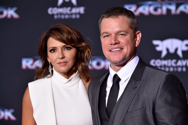 *Matt Damon és Luciana Barroso*A jóképű színész nem egy színésznőt vagy egy modellt vett feleségül, hanem egy lányt, aki korábban pultosként dolgozott. Mindennek már 16 éve, a színész pedig azóta is rajongva szereti feleségét, és büszke rá, hogy Luciana számára mindig a család az első. Úgy véli, hogy rendkívül szerencsés, hogy ilyen felesége lehet, a házasságának titka pedig, hogy erre minden nap emlékezteti magát. A párnak egy két hetes szabálya is van: leszögezték, hogy ennél több időt soha nem töltenek távol egymástól.