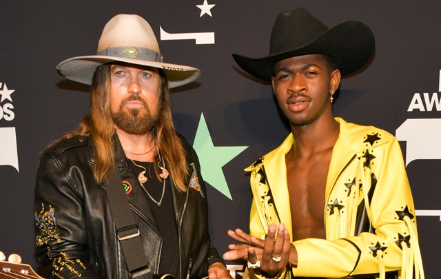 Coming out-olt az `Old Town Road` énekese