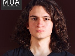 Félelmetes! Ez a férfi Ursulává sminkelte magát!