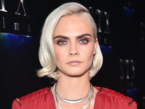 Úristen, Cara Delevingne saját dallal jelentkezett, és szenzációs a hangja