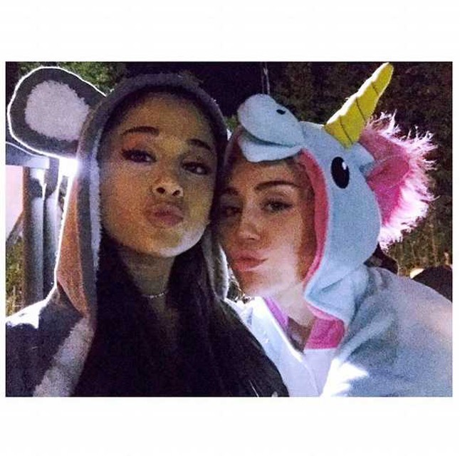 Ariana Grande és Miley Cyrus maci és unikornis jelmezben, kell ennél több?
