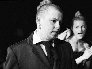 Alexander McQueenre, a brit divat fenegyerekére emlékeztek