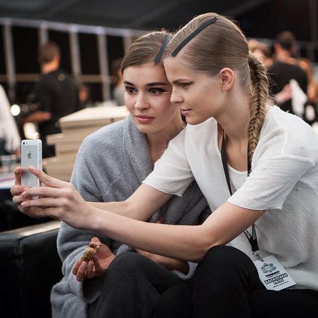 A backstage selfie-k kötelezőek a modellek között.