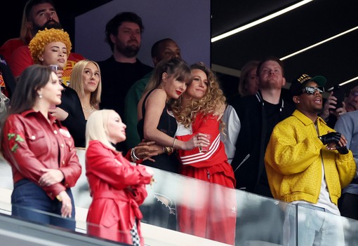 Palvin Barbara és Dylan Sprouse a Super Bowl legstílusosabb párja