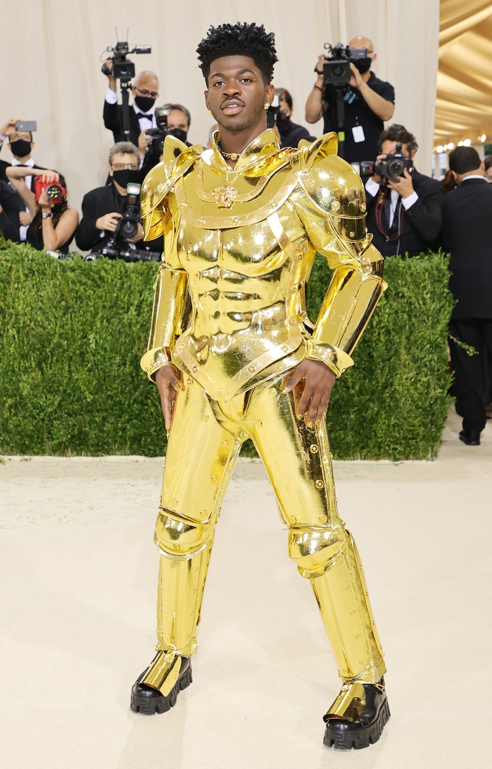  A palást alatt arany robotjelmezt viselt