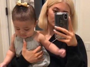 Kylie Jenner babája már fél évesen sminkelni akar