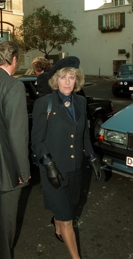 Kamilla királyné, 1994-ben. Az aranyrészletekkel díszített, elegáns fekete kosztüm alatt egy tengerészkék ing lapult. A szettet egy barettel koronázta meg. 