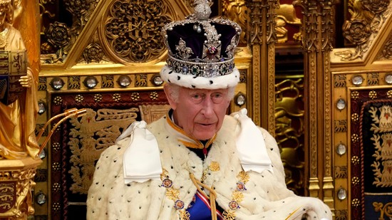 Károly király furcsa hagyományt követ, mindenre gondoltunk, csak erre nem