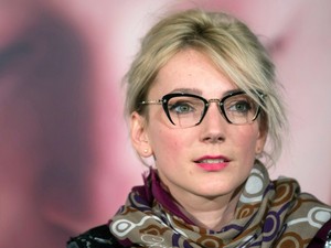 Borbély Alexandra merészen kivágott ruhában hódít